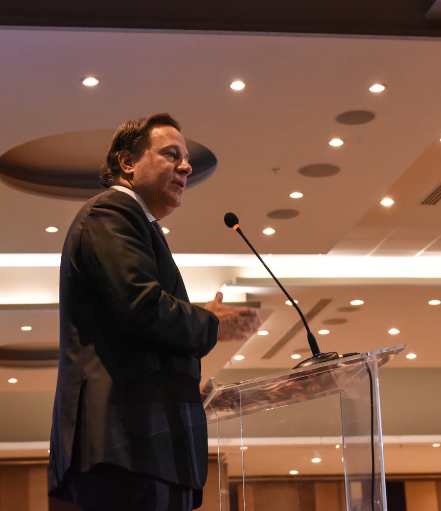 開会式でスピーチをするパナマ共和国バレーラ大統領